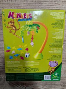 MONKEYS HANGING RIK ET ROK